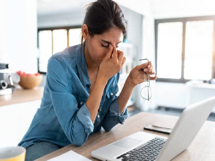 Eyes Pain If you want to save your eyes then bring these changes habit of working on laptop for hours Eyes Pain: आंखों को बचाना है तो लैपटॉप पर घंटों काम करने की आदत में ये बदलाव ले आएं, चश्मे से बचे रहेंगे