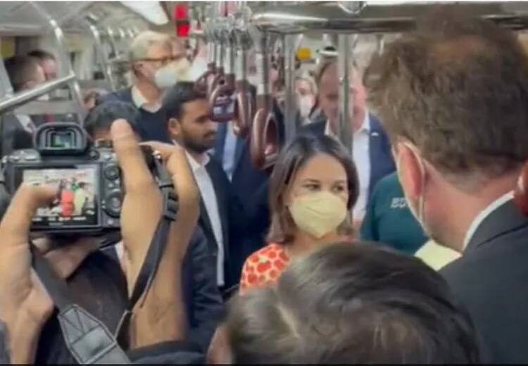 Watch: जर्मनी की विदेश मंत्री ने दिल्ली मेट्रो में की सवारी, वीडियो वायरल