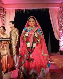 Bharti Singh Wedding Pics: हाथों में चूड़ा.. पिंक लहंगा पति का हाथ थाम भारती ने लिए थे सात फेरे, मना रहीं 5वीं सालगिरह- देखें तस्वीरें