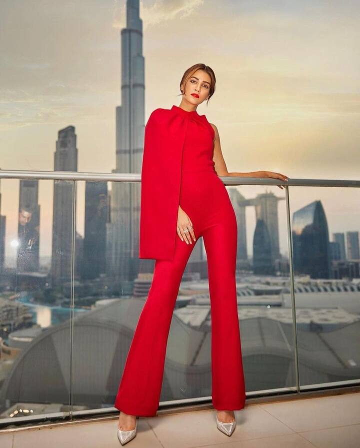 दरम्यान, क्रिती सेननचा बोल्ड आणि स्टायलिश फोटो सोशल मीडियावर व्हायरल होत आहे.  (फोटो सौजन्य :kritisanon/इंस्टाग्राम)