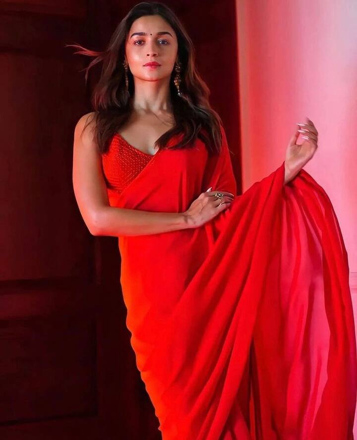 नई नवेली दुल्हन को साड़ी पहनना होता ही है, ऐसे में आप भारी-भरकम की जगह ये प्लेन और सिंपल साड़ी पहन सकती हैं. रिवाज भी पूरा हो जाएगा और आपको ज्यादा हेवी भी महसूस नहीं होगा. नई नवेली दुल्हन है तो लाल साड़ी आप पर खूब खेलेगी.