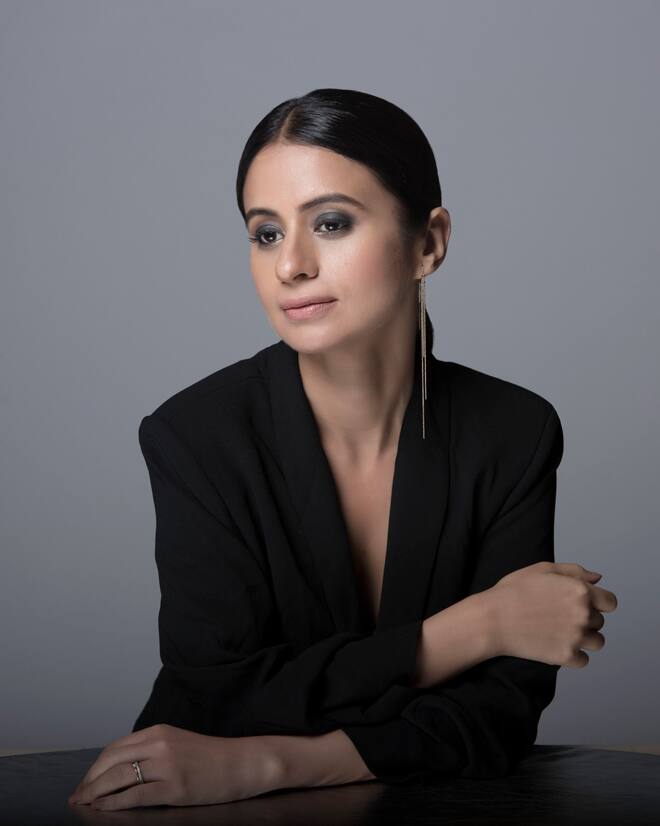 रसिका दुग्गल – इस लिस्ट में एक्ट्रेस रसिका दुग्गल का भी नाम शामिल है. उन्होंने ‘मिर्ज़ापुर’ में कालीन भैया की पत्नी बिना त्रिपाठी का रोल निभाया था. रसिका ने अपना करियर फ़िल्म ‘अनवर’ से शुरू किया था. बता दें कि उनकी टोटल नेटवर्थ 7 करोड़ रुपये के क़रीब है.