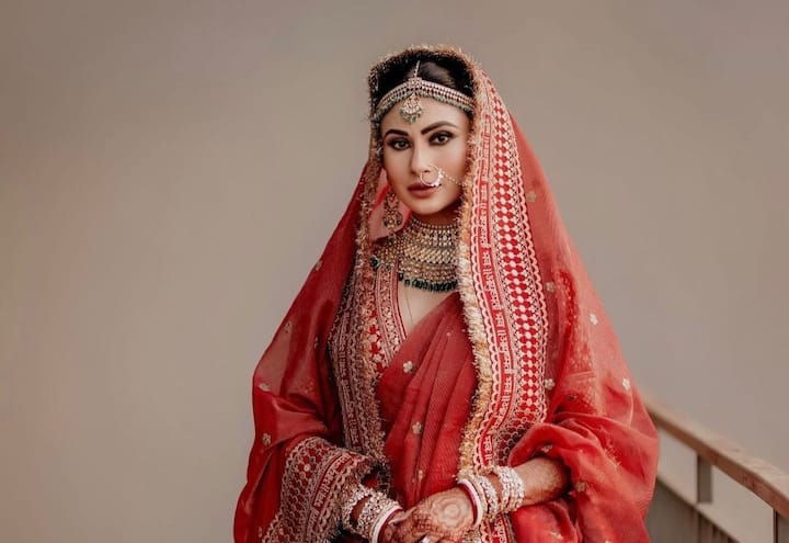 चांद डिजाइन :छोटे-छोटे सफेद पर्ल्स से बनी इस तरीके की चांद डिजाइन माथा पट्टी आजकल बहुत ट्रेंड में है. यह दुल्हन की खूबसूरती में चार चांद तो लगा ही देती है. साथ ही एक अलग और रॉयल लुक भी देती है.