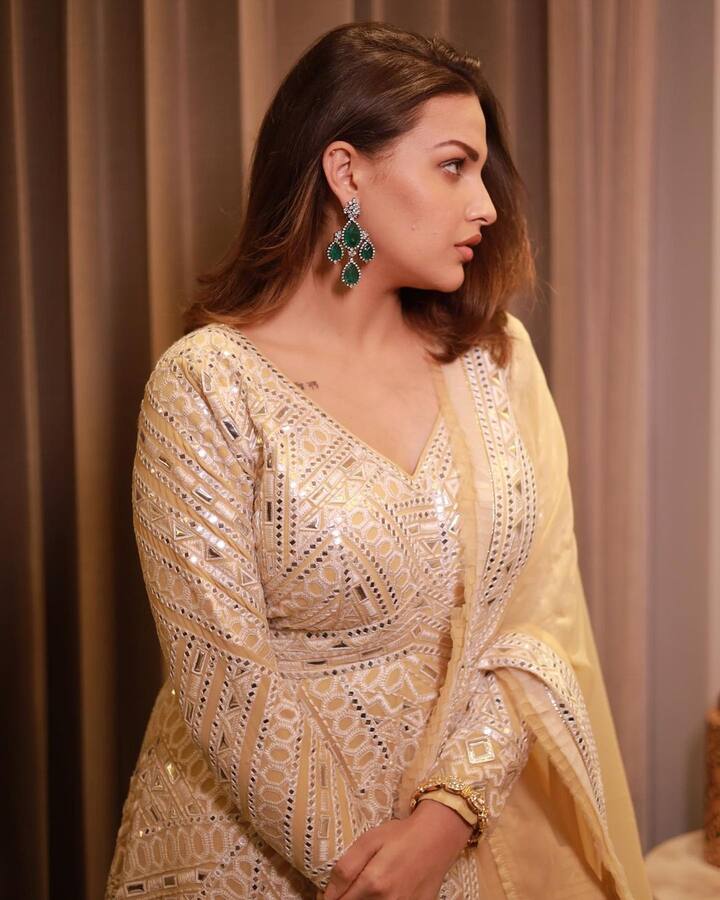 Himanshi Khurana Pics: પંજાબી ઈન્ડસ્ટ્રીની સુંદર અભિનેત્રી હિમાંશી ખુરાનાની કેટલીક સુંદર તસવીરો સોશિયલ મીડિયા પર સામે આવી છે. જેમાં તે એથનિક લુકમાં ખૂબસૂરત લાગી રહી છે.