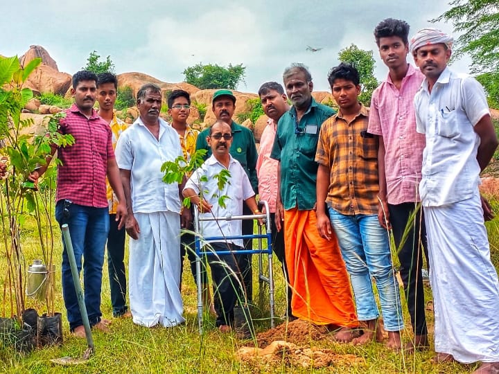 மதுரை அரிட்டாபட்டியில் மரக்கன்றுகள் நட்டு அரசுக்கு நன்றி தெரிவித்த சமூக ஆர்வலர்கள்