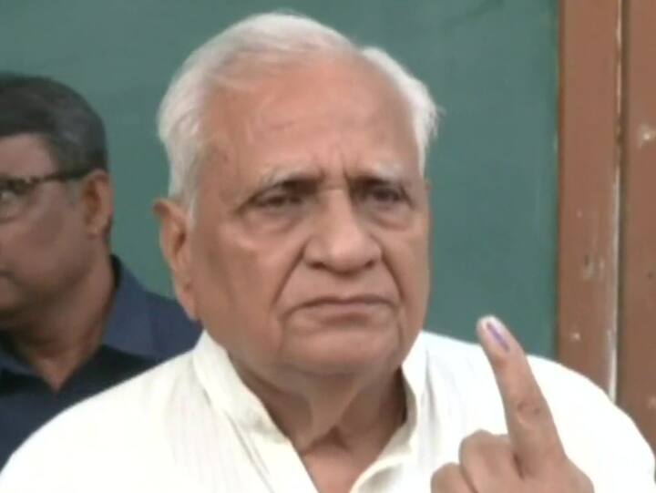 Prime Minister Narendra Modi's brother Somabhai Modi casts his vote for the second phase of Gujarat Assembly elections at Nishan Public school, Ranip. (Image Source: Twitter/ANI)