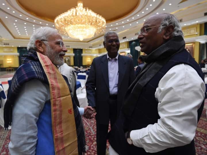 जी20 शिखर सम्मेलन को लेकर केंद्र सरकार की ओर से सर्वदलीय बैठक बुलाई गई. प्रधानमंत्री नरेंद्र मोदी ने G20 समिट को व्यापक रूप से सफल बनाने के लिये सभी दलों का सहयोग मांगा.