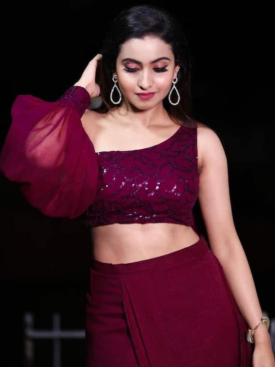 ఓర చూపులతో మెస్మరైజ్ చేస్తున్న దీపికా పిల్లి