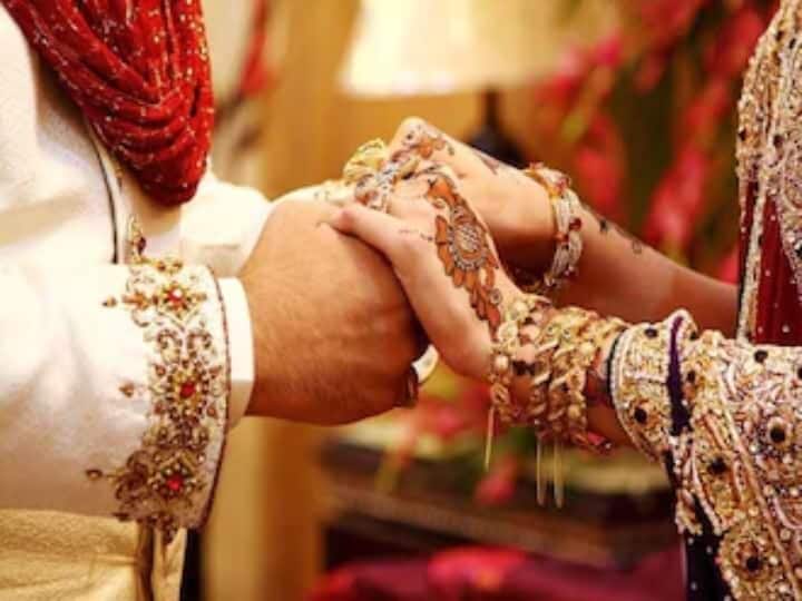 Barabanki News Bride married in the same pavilion with the eloping groom ANN Barabanki News: दुल्हन की जिद लाई रंग, भागने वाले दूल्हे के साथ उसी मंडप में लिए सात फेरे, बारातियों ने मानी अपनी गलती