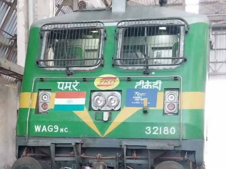 Indian Railways MP WAG 9 locomotive first time urinal installed in engine for Loco Pilot ANN अब ट्रेन चलाते समय लोको पायलट को 'नेचर कॉल' के लिए नहीं होना पड़ेगा परेशान, इंजन में पहली बार लगाया गया यूरिनल