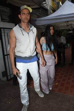 Hrithik Saba Pics: सबा आजाद संग लंच डेट के लिए निकले ऋतिक, हाथों में हाथ डाले दिखे दोनों