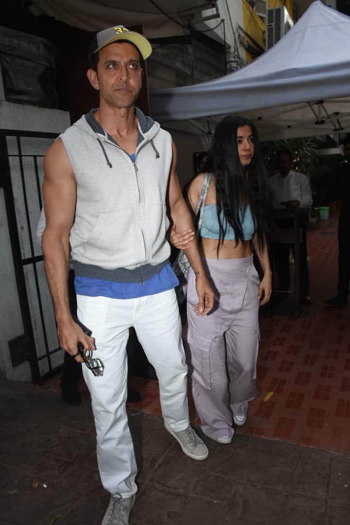 ऋतिक रोशन और सबा आजाद पिछले कुछ वक्त से अपनी डेटिंग न्यूज को लेकर लगातार सुर्खियों में हैं. हालांकि, दोनों ने इस बात पर फिल्हाल चुप्पी साध रखी है.