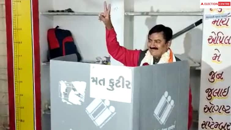 Gujarat Second Phase Voting: Congress leader Bharat Singh Solanki cast vote in Dedarda village Gujarat Second Phase Voting: કોગ્રેસ નેતા ભરતસિંહ સોલંકીએ દેદરડા ગામમાં મતદાન કર્યું