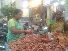 கார்த்திகை தீபத்தை முன்னிட்டு கரூரில் விளக்கு வியாபாரம் விறுவிறுப்பு