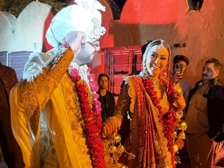 Hansika Motwani Wedding Album: एक्ट्रेस हंसिका मोटवानी और सोहेल कथुरिया शादी के बंधन में बंध चुके हैं. दोनों की शादी से लेकर प्री वेडिंग तक सभी तस्वीरें और वीडियो सोशल मीडिया पर छाए हुए हैं.