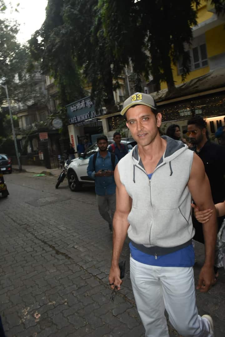 जहां सुजैन इन दिनों अर्सलान गोनी को डेट कर रही हैं. वहीं सामने आ रही इन तस्वीरों को देख कर कहा जा सकता है कि ऋतिक की लाइफ में भी नई पार्टनर की एंट्री हो गई है.