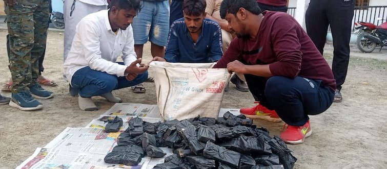 Rupees 50 Lakhs Have Been Recovered In Banarhat From A Bihar Bound Car Resulting In Arrest Of 5 Jalpaiguri: গাড়ির টায়ারে থরে থরে বান্ডিল, বানারহাটে নাকা তল্লাশিতে উদ্ধার ৫০ লক্ষ টাকা, ধৃত ৫