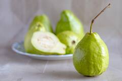 Guava Side Effects: या आजारांमध्ये पेरू खाल्ल्यानंतर वाढू शकतो त्रास; जाणून घ्या!