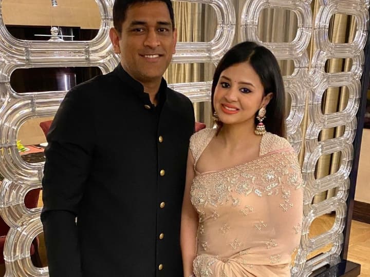 भारतीय टीम के सबसे सफलतम कप्तान और तीनों आईसीसी टूर्नामेंट जिताने वाले कैप्टन महेंद्र सिंह धोनी के फैंस पूरे दुनिया में भरे हुए हैं. फैंस को धोनी और उनकी पत्नी साक्षी दोनी की जोड़ी काफी पसंद है. हालांकि धोनी सोशल मीडिया पर ज्यादा एक्टिव नहीं रहते हैं पर उनकी पत्नी साक्षी हमेशा धोनी के साथ अपनी तस्वीरें अपने सोशल मीडिया अकाउंट से शेयर करती रहती हैं.