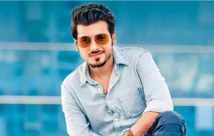 दिव्येंदु शर्मानं  ‘प्यार का पंचनामा’ या चित्रपटातून अभिनय क्षेत्रात पदार्पण केलं. दिव्येंदु शर्मानं मिर्झापूरमध्ये  मुन्ना त्रिपाठी ही भूमिका साकारली.  दिव्येंदु शर्माची एकूण संपत्ती 14 कोटी रुपये आहे.