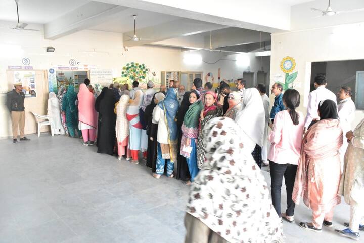 हिमाचल प्रदेशात एकाच टप्प्यात मतदान झाले. या निवडणुकीचा निकाल 8 डिसेंबरला जाहीर होणार आहेत.
