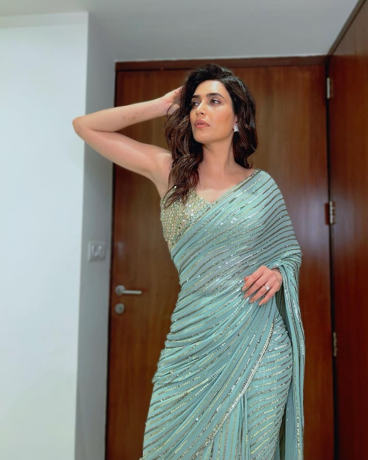 प्रोजेक्ट्स व्यतिरिक्त करिश्माने नेहमीच तिच्या बोल्ड लूकने लोकांचे लक्ष वेधून घेतले आहे. दुसरीकडे, करिश्मा तिच्या चाहत्यांशी कनेक्ट राहण्यासाठी सोशल मीडियावर खूप सक्रिय आहे. (फोटो सौजन्य :karishmaktanna/इंस्टाग्राम)