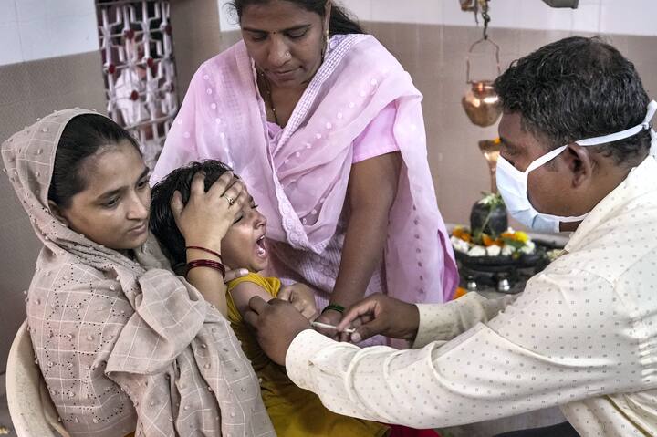 Approximately 5% of the 1.9 lakh eligible children have received the measles vaccination in the three days after the BMC began providing an additional dosage to kids living in epidemic regions.(Source: PTI)