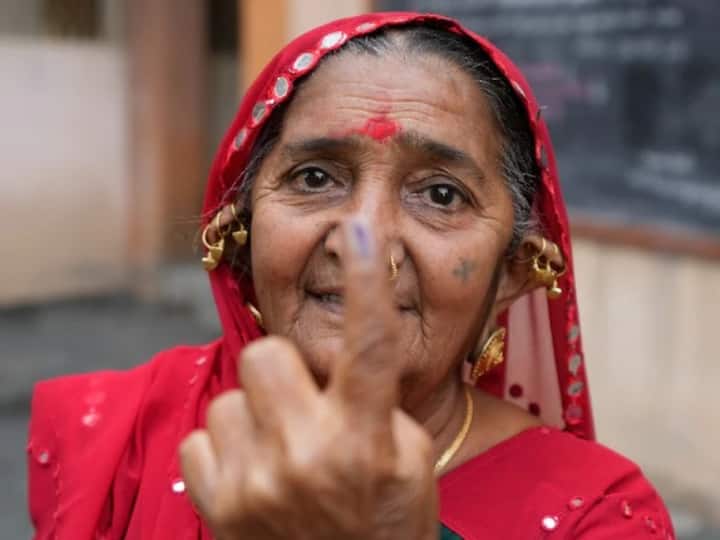 Gujarat Election Second Phase Polling continues see 10 big updates गुजरात चुनाव: 93 सीटों पर वोटिंग जारी, पीएम मोदी-शाह ने किया वोट, विपक्ष का PM पर लगाया आचार संहिता का उल्लंघन का आरोप | 10 प्वाइंट्स