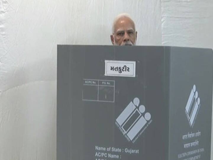 गुजरात विधानसभा चुनाव 2022 के दूसरे फेज के लिए आज मतदान हो रहा है. तमाम बड़े नेता भी मतदान के लिए पहुंत रहे हैं. शाम पांच बजे तक वोटिंग का सिलसिला जारी रहेगा.