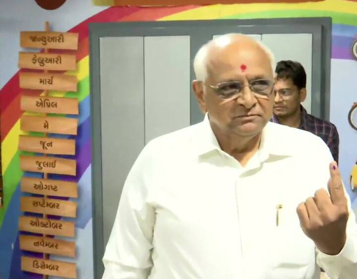 गुजरात के मुख्यमंत्री भूपेंद्र पटेल ने शिलाज अनुपम स्कूल में अपना वोट डाला. गौरतलब है कि सोमवार को 93 सीटों पर वोटिंग हो रही है.
