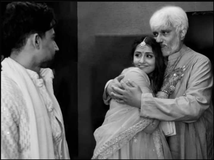Krishna Bhatt Engagement Pics: फिल्म मेकर विक्रम भट्ट की बेटी कृष्णा भट्ट (Krishna Bhatt) ने बॉयफ्रेंड वेदांत शारदा से सगाई कर ली है. इंस्टाग्राम पर कृष्णा की इंगेजमेंट की तस्वीरें सामने आई हैं.