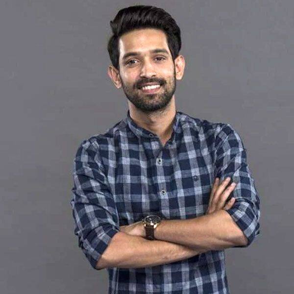 विक्रांत मैसी – टीवी से बॉलीवुड में पहुंचे विक्रांत मैसी ने ‘मिर्ज़ापुर’ में बबलू पंडित का दमदार किरदार निभाया था. अभी तक के करियर में वो ‘लुटेरा’ ‘दिल धड़कने दो’, ‘हाफ़ गर्लफ़्रेंड’, ‘लिपस्टिक अंडर माय बुर्क़ा’, ‘छपाक’, ‘कार्गो’ और ‘गिन्नी वेड्स सन्नी’ जैसी फ़िल्मों में नजर आ चुके हैं. बता दें कि विक्रांत टोटल नेटवर्थ 8 करोड़ रुपये के क़रीब है.