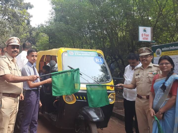 सर्वोच्च न्यायालयाने दिलेल्या आदेशानुसार माथेरानमध्ये ई रिक्षा सेवेचा प्रारंभ करण्यात आला.