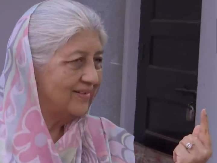 Erstwhile royal Rajmata Shubhanginiraje Gaekwad, cast her vote at a polling booth in Vadodara. (Image Source: Twitter/ANI)