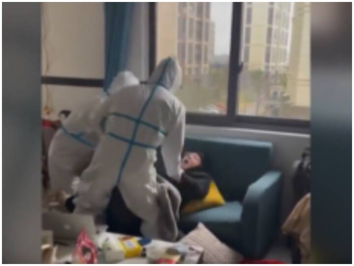 China: क्वारंटाइन में जाने से एक शख्स ने किया इनकार तो घर से घसीटकर ले गए अधिकारी, लोगों ने वीडियो देखे ऐसे किया रिएक्ट