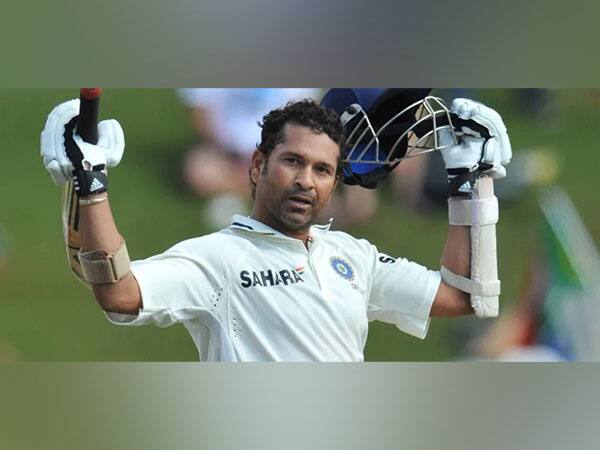 শ্রীলঙ্কার মাটিতে গিয়ে নিজের ওয়ান ডে কেরিয়ারে এই ফর্ম্যাটে মোট ৫টি সেঞ্চুরি হাঁকিয়েছেন সচিন।