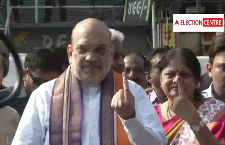 Gujarat Assembly Election 2022: Union Home Minister Amit Shah and his family offer prayers at a temple in Ahmedabad after casting their votes for the second phase Gujarat Election 2022:  કેન્દ્રીય ગૃહમંત્રી અમિત શાહે પરિવાર સાથે વોટિંગ કર્યા બાદ શું કર્યું ? જાણો વિગત
