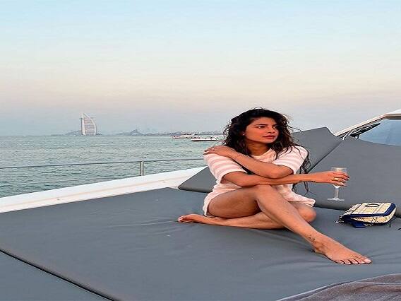 Priyanka Chopra in Dubai Enjoys Luxury Weekend Photos Priyanka Chopra Dubai Vacation:  દુબઈમાં પ્રિયંકા ચોપરાનો લક્ઝરી વીકએન્ડ, તસવીરો જોઈને તમે પણ કહેશો wow..