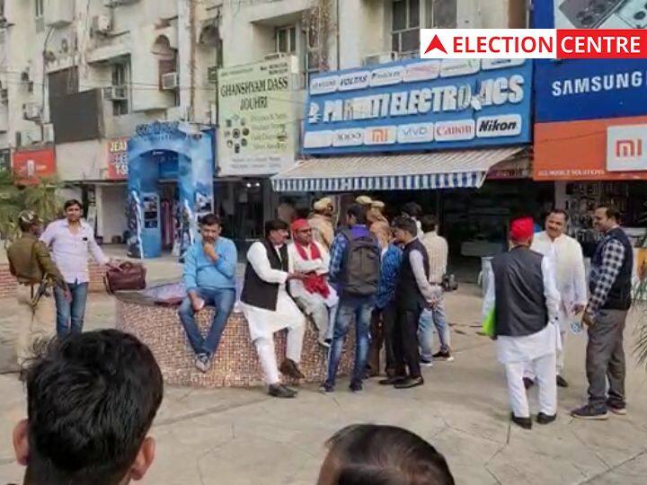 UP Bypoll BJP people are distributing money SP delegation reached Election Commission ann UP Bypoll: 'बीजेपी के लोग पैसा बांट रहे, पुलिस प्रशासन का दुरुपयोग कर रहे', चुनाव आयोग पहुंचा सपा का प्रतिनिधिमंडल