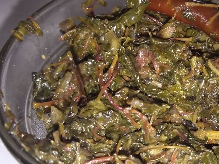 हाक साग को पानी में साफ करने के बाद इसे पानी में पकाएं. जब अच्छे से यह पक जाए तो इसे निकालें. फिर एक पैन लें उसमें सरसों का तेल जालें फिर लहसुन, हींग, लाल मिर्च और इलायची डालकर पकाएं. इसके बाद इसमें सौंठ, सौंफ और नमक डालें.