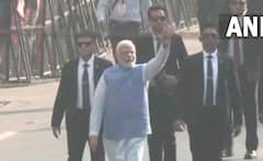 Gujarat Election 2022: PM મોદી આ રીતે વોટ આપ્યા પહોંચ્યા, જુઓ તસવીરો