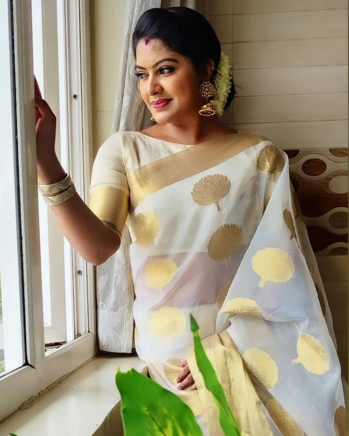 நீ இலைசிந்தும் மரமே....