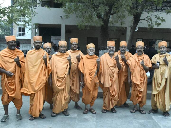 गुजरात विधानसभा चुनाव के दूसरे चरण की वोटिंग प्रक्रिया में साधू-संतों ने भी बढ़-चढ़कर भाग लिया. एक समूह ने वोटिंग भाग लेने के बाद उंगली पर वोटिंग का निशान दिखाते हुए तस्वीर खिंचवाई.