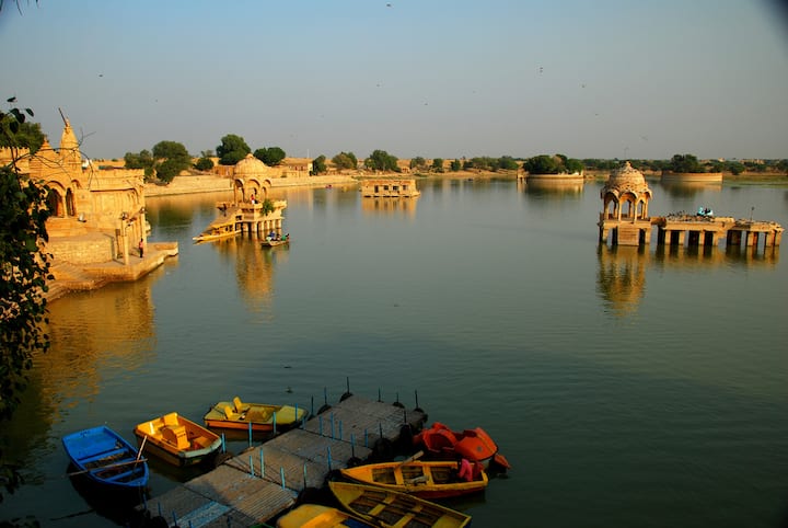 जोधपुर: अपने शाही माहौल और पुराने किलो के आकर्षण के लिए जोधपुर जाना जाता है. यहां कई झीलें हैं जिसमें सरदार समंद झील, कल्याण झील और बालसमंद झील.इनमें से किसी भी झील के आसपास आप अपना वेडिंग डेस्टिनेशन चुन सकते हैं. आप चाहे तो आउटडोर या इनडोर किसी भी प्रकार का डेस्टिनेशन चुन सकते हैं.