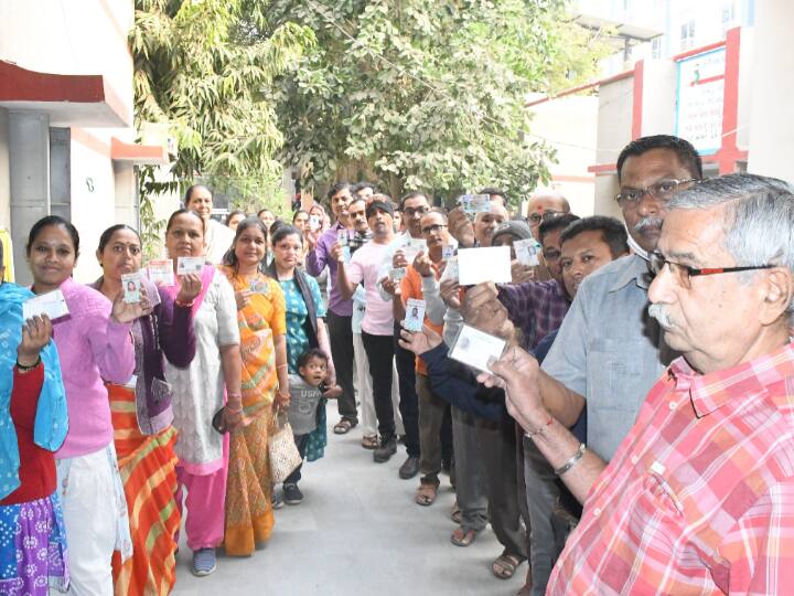 गुजरात विधानसभा चुनाव के दूसरे चरण और आखिरी चरण के लिए मतदान जारी है. वोटिंग की प्रक्रिया शाम 5 बजे तक चेलेगी. इस चरण में गुजरात के 14 जिलों की कुल 93 सीटों पर वोटिंग होगी.