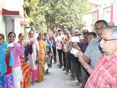 Gujarat Assembly Elections: मतदान को लेकर उत्साहित दिखे लोग, तस्वीरों में देखें पोलिंग बूथ के नजारे