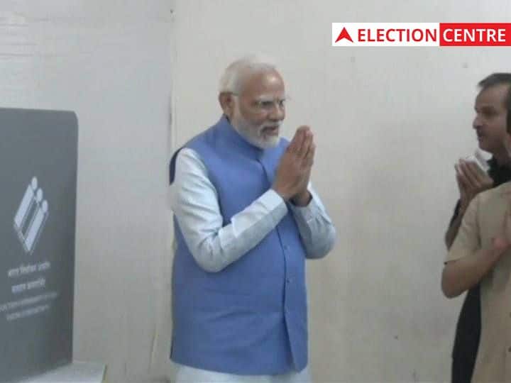 PM Modi Photos Gujarat Election 2022: गुजरात विधानसभा चुनाव के दूसरे चरण में वोट करने के बाद प्रधानमंत्री नरेंद्र मोदी अपने भाई के घर गए. वहां से निकलकर उन्होंने मीडिया से बात की.
