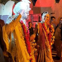 Hansika Motwani Wedding Look: सुर्ख लाल जोड़ा-हैवी जूलरी, रॉयल वेडिंग लुक में बला की खूबसूरत लगीं हंसिका मोटवानी