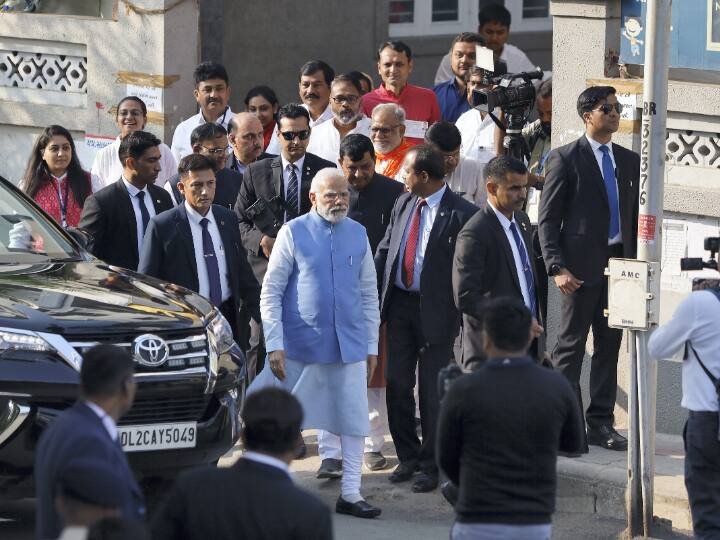 प्रधानमंत्री नरेंद्र मोदी ने वोटिंग प्रक्रिया में भाग लेने के बाद सड़क पर चल लोगों का अभिवादन किया.