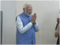 PM मोदी ने लाइन में लगकर पोलिंग बूथ पर डाला वोट, समर्थकों ने लगाए मोदी-मोदी के नारे